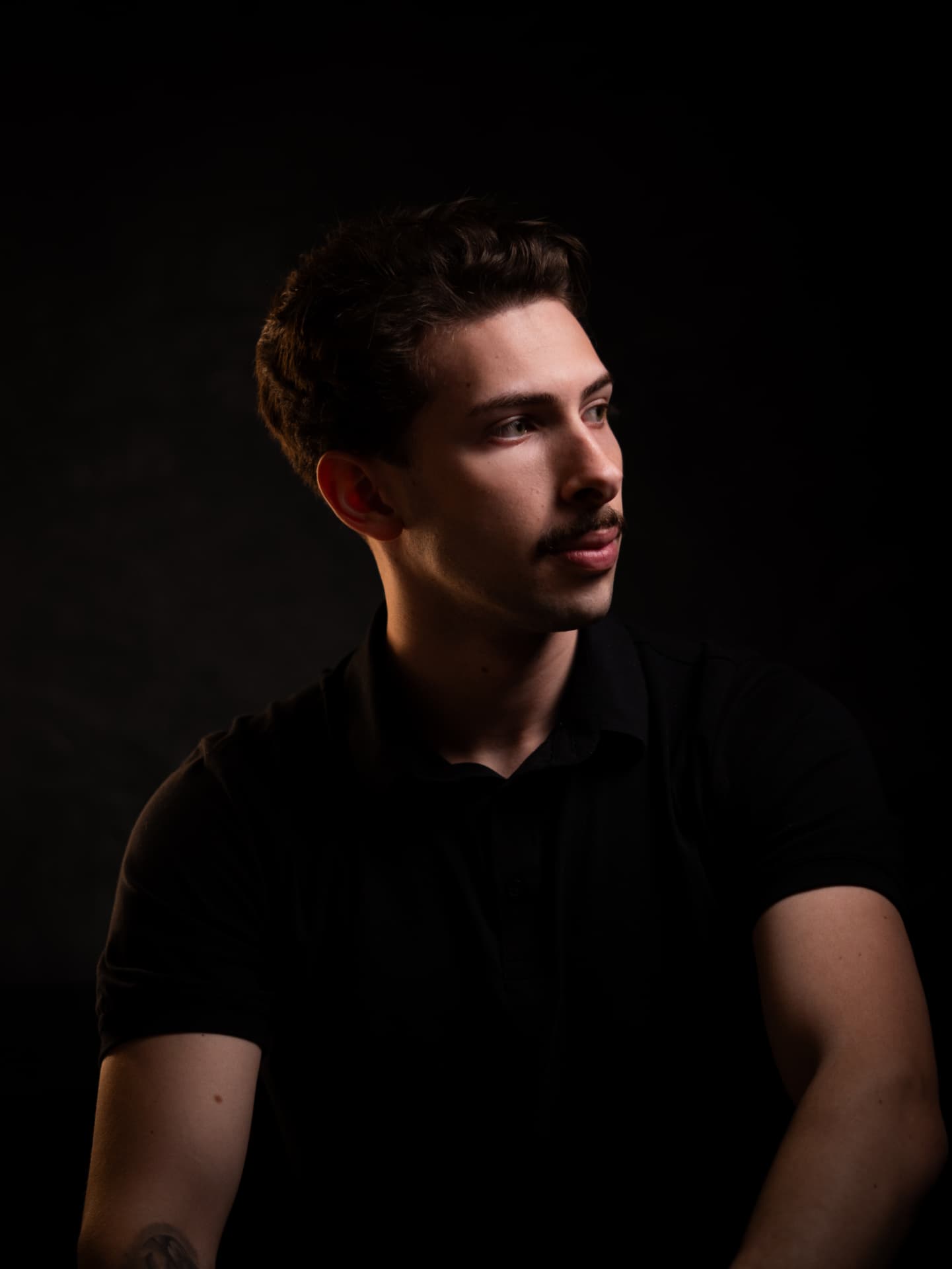 Andrew Correa em retrato de estúdio com iluminação cinematográfica